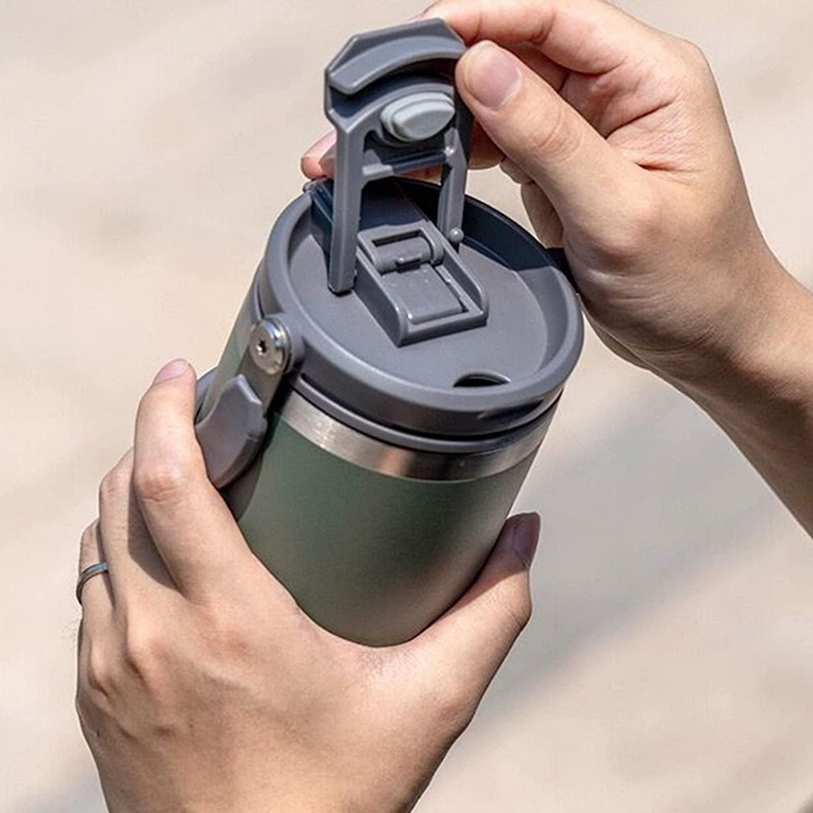 750ML Green Stainless Steel Travel Mug with Leak-proof 2-in-1 Straw and Sip Lid, Vacuum Insulated Coffee Mug for Car, Office, Perfect Gifts, Keeps Liquids Hot or Cold