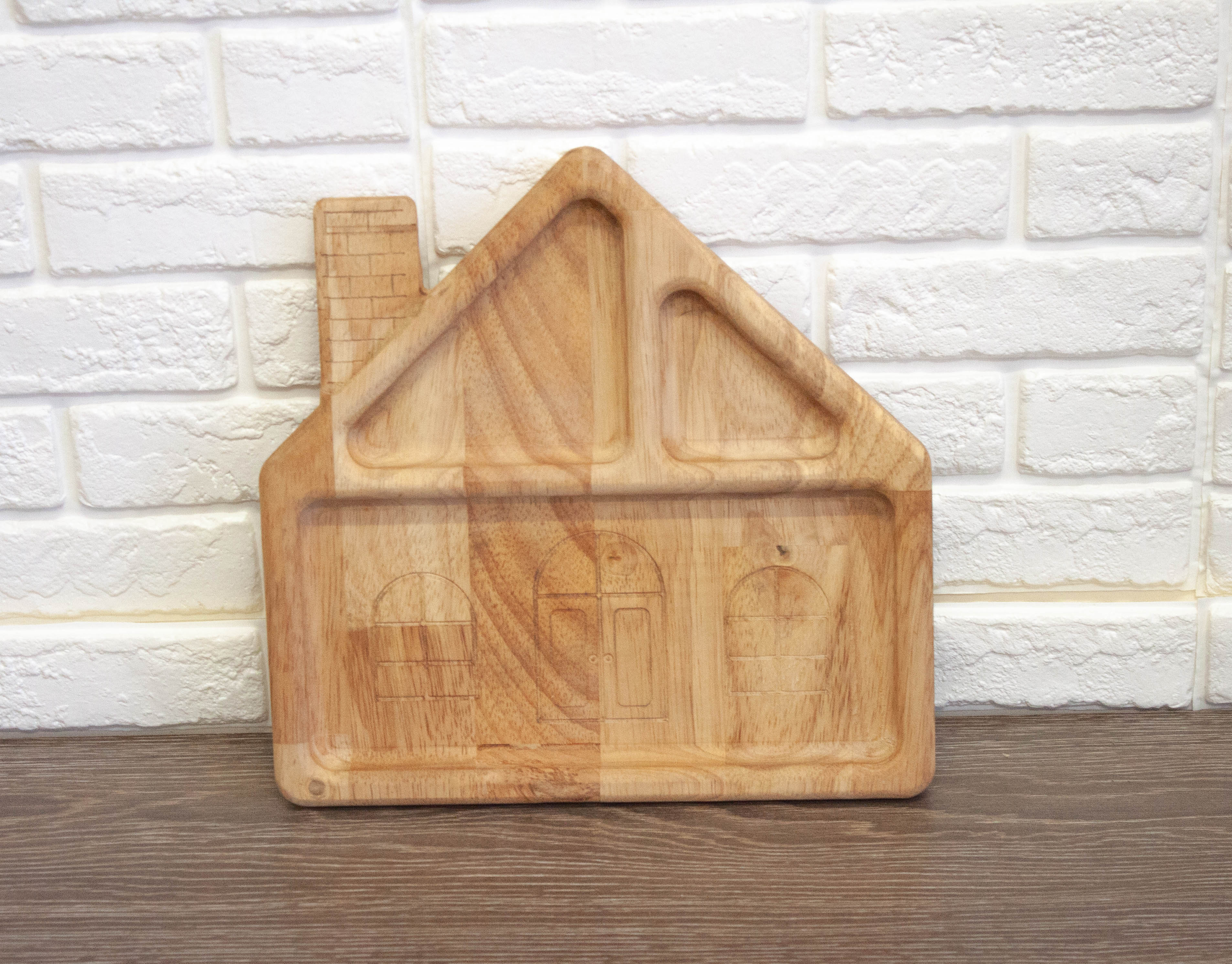 House shaped feeding tray